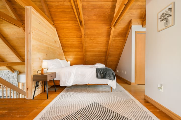 Krevat dopio "king size" në loft. Gjysmë muri që mbulon hapësirën e gjumit dhe hapet në papafingo me pamje nga kati kryesor.  Dhomë gjumi e gjerë me krevat dopio "king" me shtroja të buta për një gjumë të qetë.