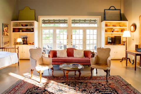 Popular Airbnb listing: Athens large farmhouse for groups or families! in Northeast Georgia