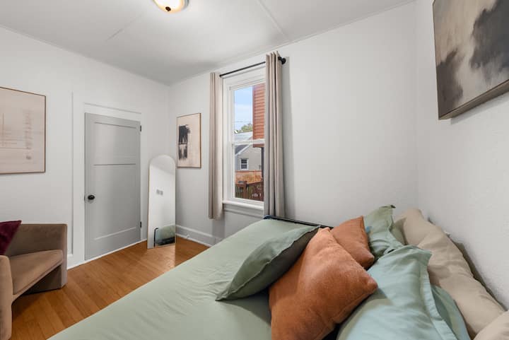 غرفة نوم مريحة في الطابق الأول مع سرير نهاري بحجم كوين ومرتبة فردية قابلة للسحب تحته لمساحة نوم إضافية. مكان دافئ وجذاب يمزج بين الراحة والملاءمة لإقامتك.
