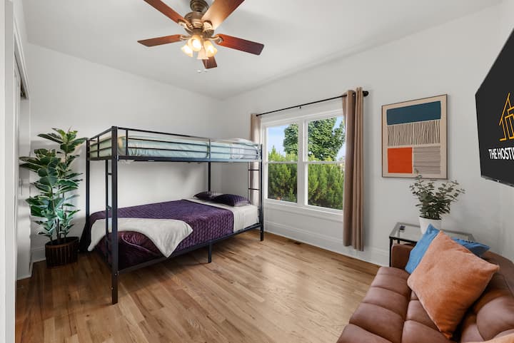 غرفة نوم مشرقة وجذابة في الطابق الأول مع مجموعة من الأسرّة المكونة من طابقين، وأريكة تتكوي لتوفير مساحة إضافية للنوم، وسرير قابل للطي مخزن في الخزانة. مثالية للمجموعات أو العائلات التي تحتاج إلى ترتيبات نوم مرنة.
