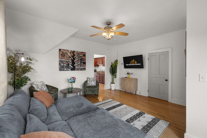 غرفة معيشة مشرقة في الطابق الثاني مع نفس الأريكة الواسعة الموجودة في الطابق السفلي، وتفتح على شرفة بإطلالة خلابة على مدينة ميلووكي. مليء بالضوء الطبيعي، إنه المكان المثالي للاسترخاء والاستمتاع بأفق السماء.