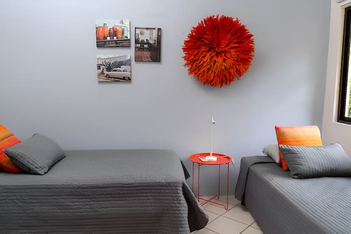 ผ้าปูที่นอนและผ้าห่มหมอนทั้งหมดพร้อมใช้งาน 