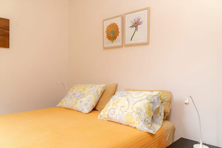 ห้องนอนพร้อมวิวระเบียงบนพูโบล 