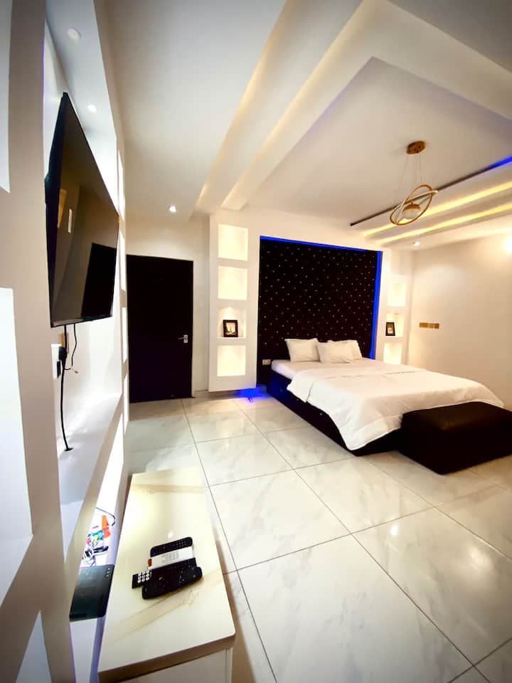 გემოვნებით მოწყობილი, კონდიცირებული, კომფორტული საძინებელი, რომელიც განკუთვნილია მშვიდი ძილისთვის და პირადი სივრცისთვის. სმარტ‑ტელევიზორი Amazon Prime‑ისა და Netflix‑ის ანგარიშებით 