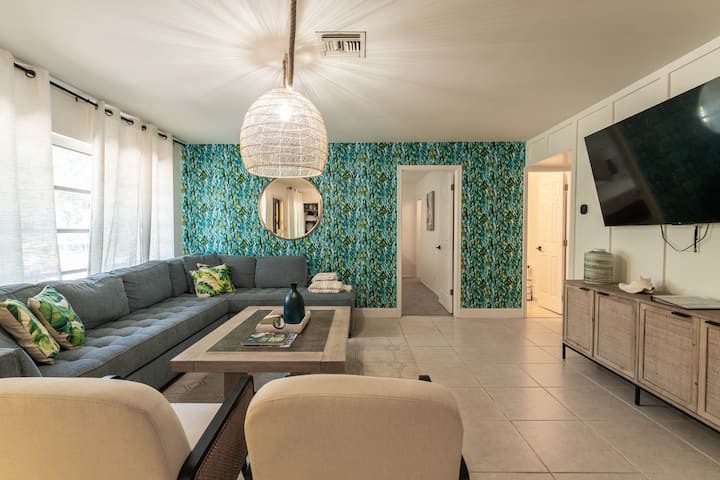 Mblidhu me miqtë në seksionin e gjerë, perfekt për netët e filmit ose bisedat.