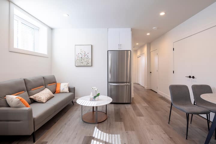 Minimal Luxe 2br Fresh Build Elevated Comfort - Vancouver