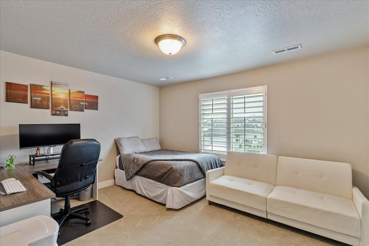 Bračni krevet s futonom i prostorom za rad.