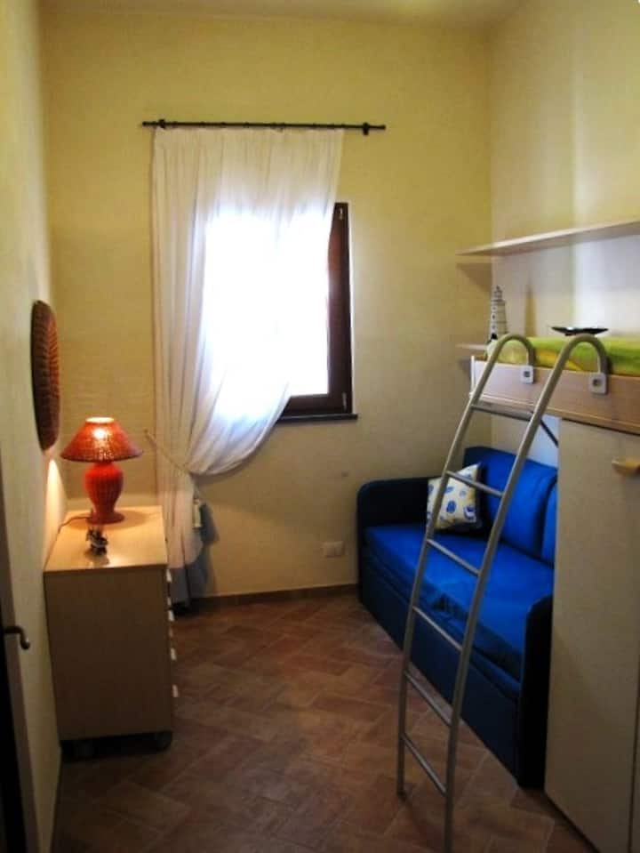 La chambre avec deux lits simples décalés et un lit gigogne