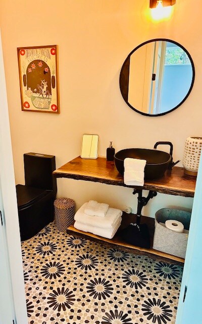 Hideaway East | Luxe Retreat By Train + Downtown