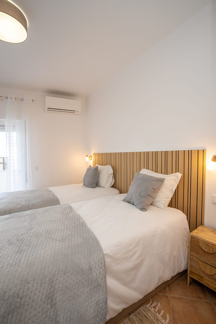 2 single beds  of 1m by 2 m
1 comoda 
2 bedside tables
1 enbutido wardrobe