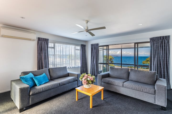 Relaxed Lakefront Luxury - タウポ