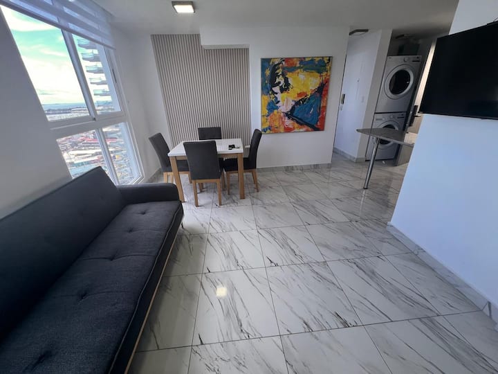 Acogedor Apartamento En La Avenida Balboa-panama - Panama City