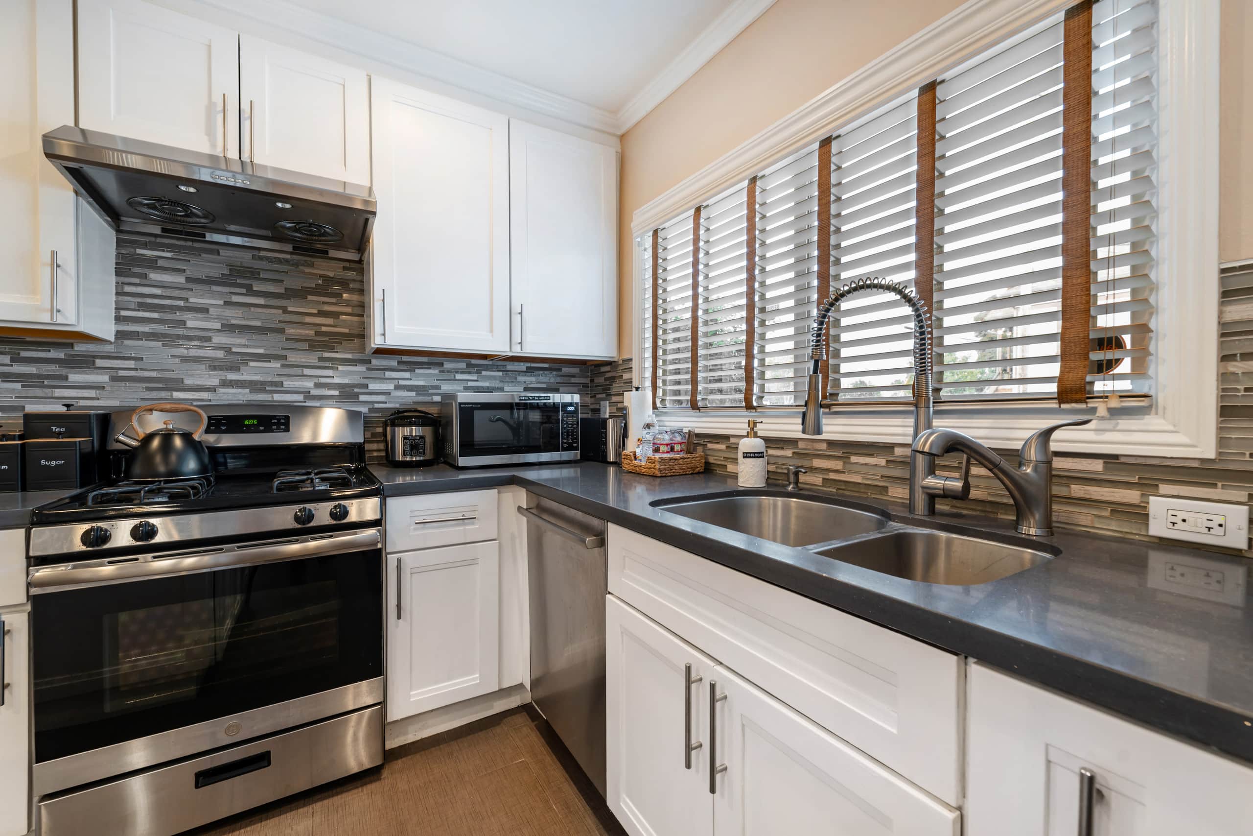 Luxury Pool Retreat w/ Chef's Kitchen & Game Room - Photo 10