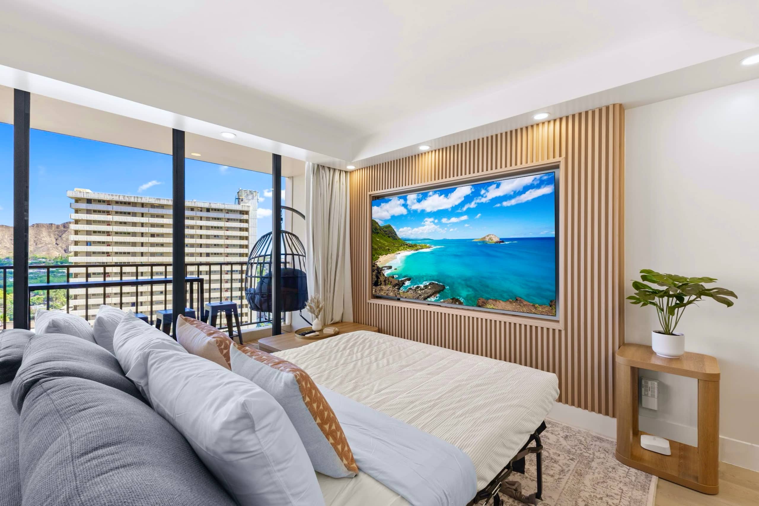 Condo in Honolulu · ★4.96 · 1 bedroom · 3 beds · 1 private bath - Image 11
