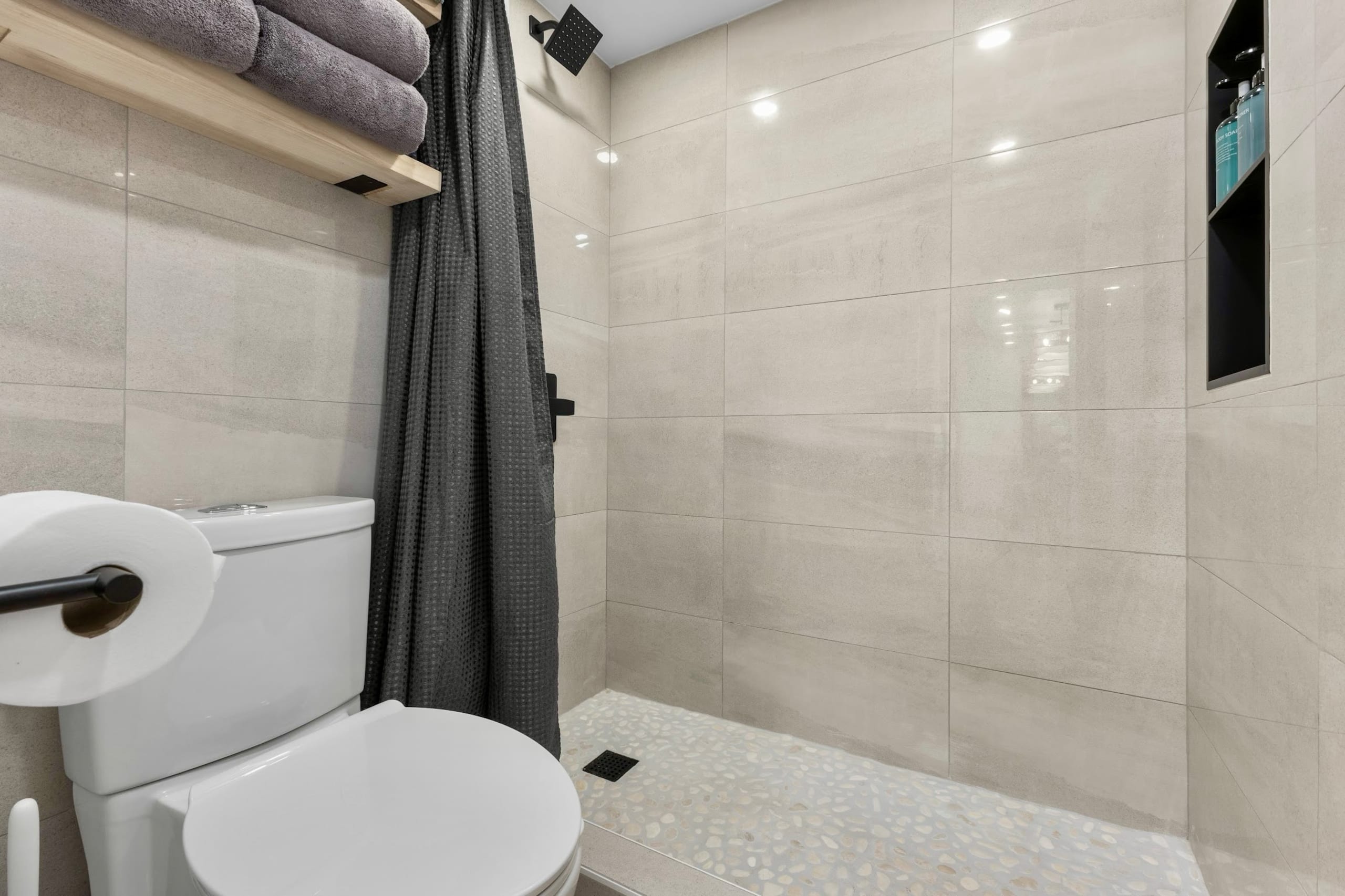Condo in Honolulu · ★4.96 · 1 bedroom · 3 beds · 1 private bath - Image 35