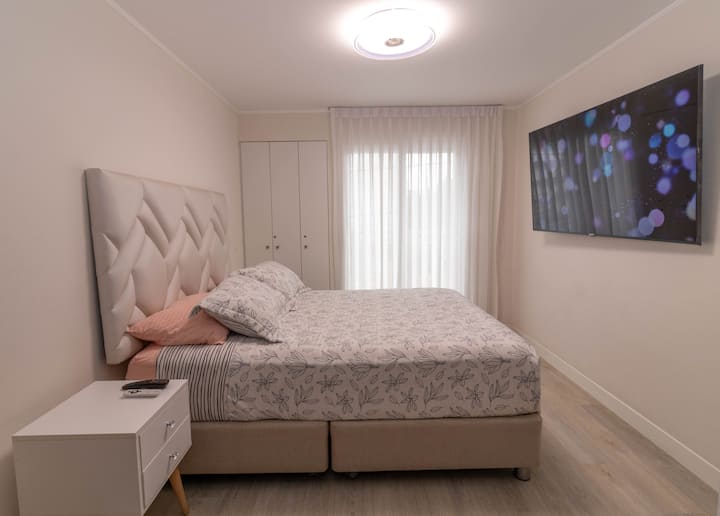 Удобна соба со врвен комфорен брачен кревет (широк 150-179 см).
Голем плакар.
Паметен телевизор со Win TV.
Балкон со поглед на улица.
Приватна бања.