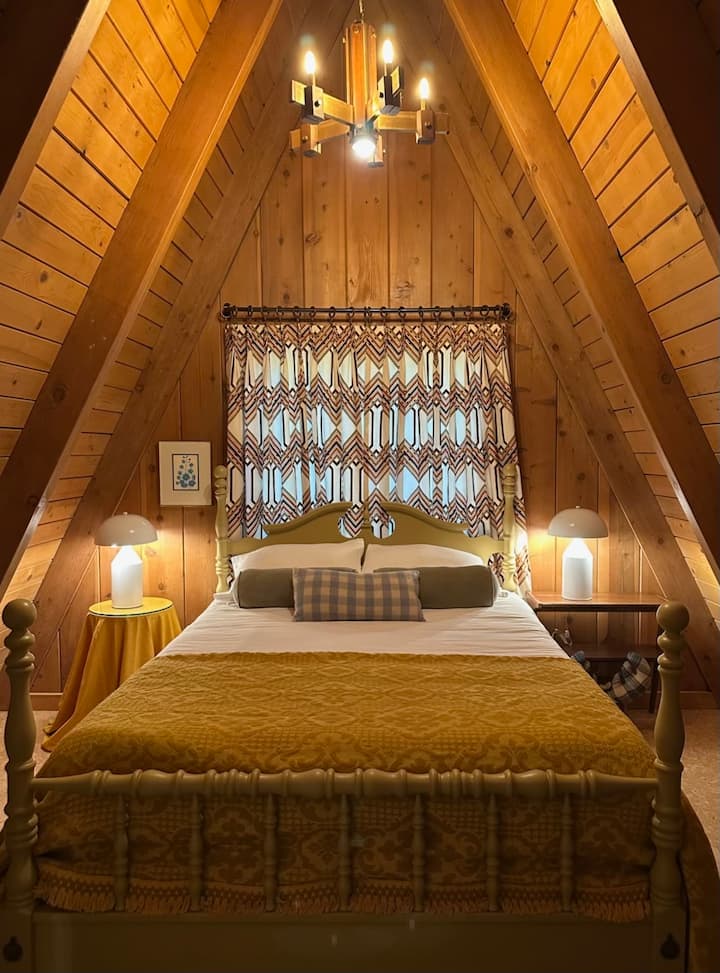 Spálňa v katedrálnom štýle, celá drevená, s hrubými, na mieru vyrobenými závesmi na stmievanie. Každá spálňa má vlastnú jednotku na vykurovanie a chladenie s individuálnym ovládaním (Mini-split). Táto spálňa je na poschodí.