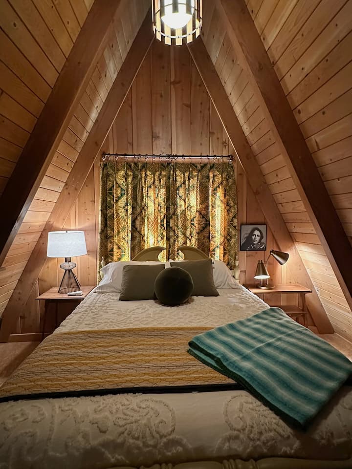 Spálňa v katedrálnom štýle, celá drevená, s hrubými, na mieru vyrobenými závesmi na stmievanie. Každá spálňa má vlastnú jednotku na vykurovanie a chladenie s individuálnym ovládaním (Mini-split). Táto spálňa je na poschodí.