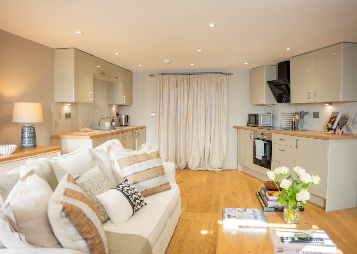 Popular Airbnb listing: Chic 1 bed Townhouse, Super King Bed in Cheshire East