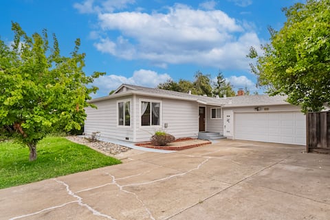 Newark Family-Friendly 4BR/3BA Retreat