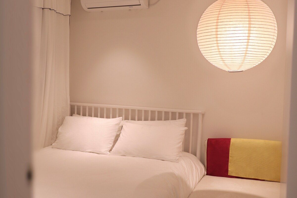 Nyumba ya 9 Objet Hii ni sehemu ndogo ya chumba. Kuna mapazia mawili ya kimapenzi kama vile godoro la malkia wa Ujerumani, matandiko ya hoteli, kitanda cha sofa na sehemu ya kutundika nguo za wageni * *