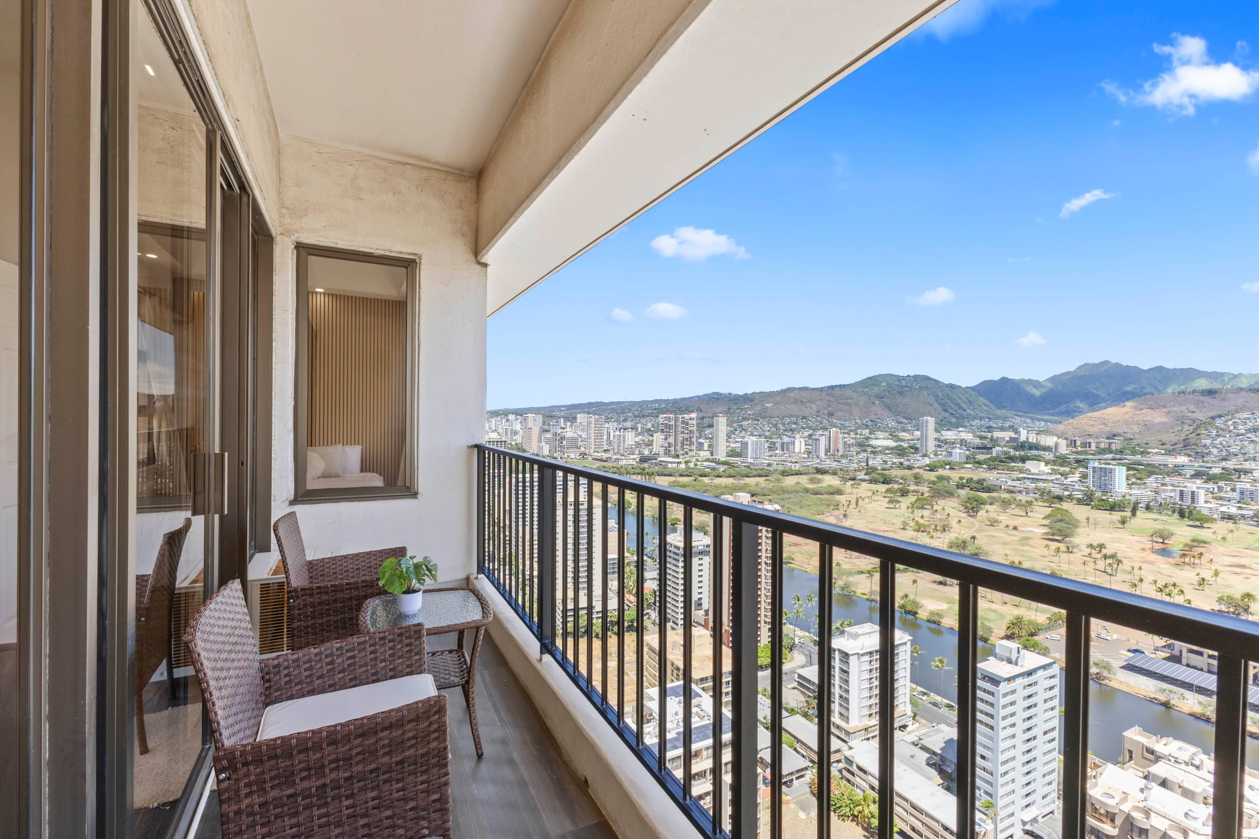 Fully Renovated Penthouse,Panoramic Sunrise,FreePK - Image 28