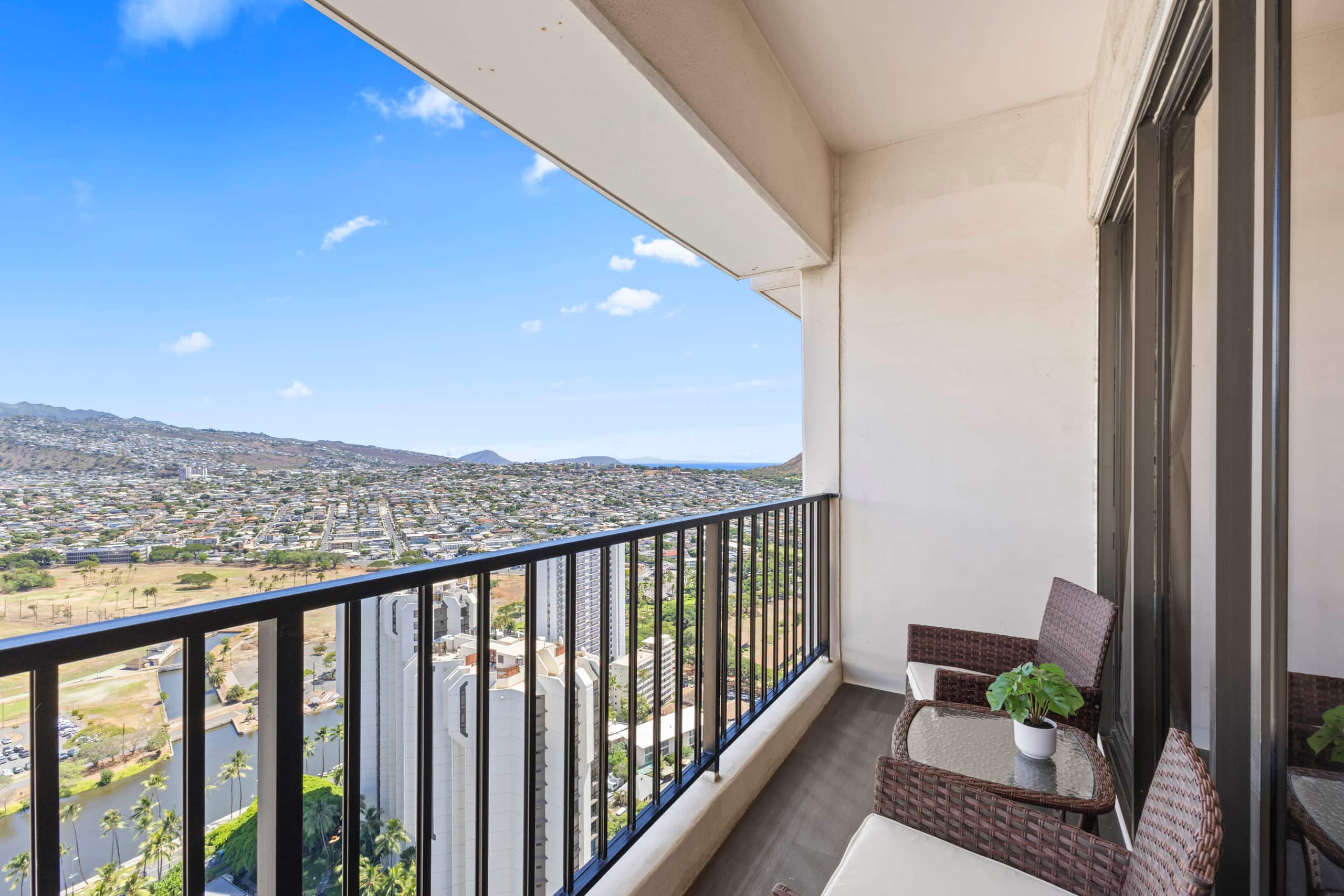 Fully Renovated Penthouse,Panoramic Sunrise,FreePK - Image 26