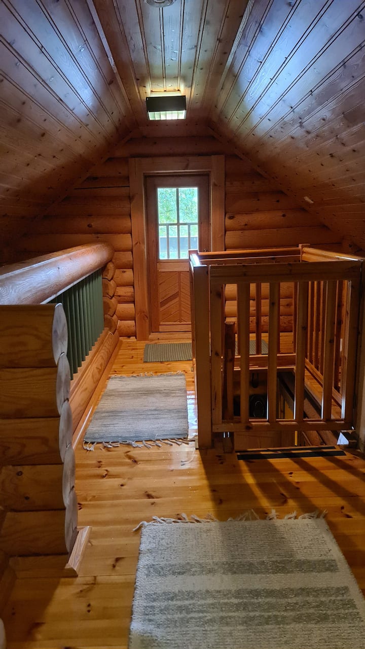 Ghorofa ya juu, kuna ufikiaji wa roshani.