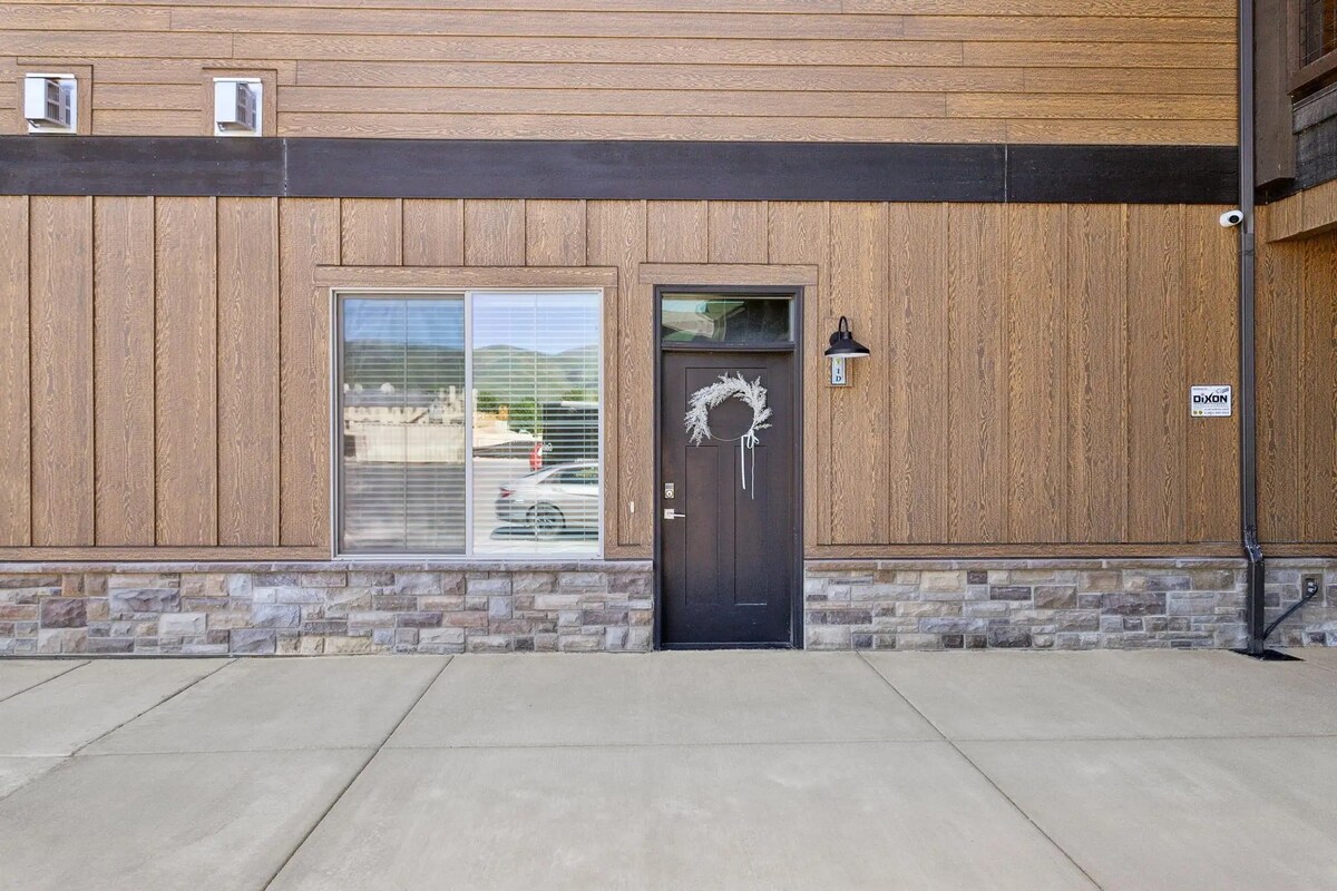 Cozy 1-Bed Getaway | Walk to Midway downtown