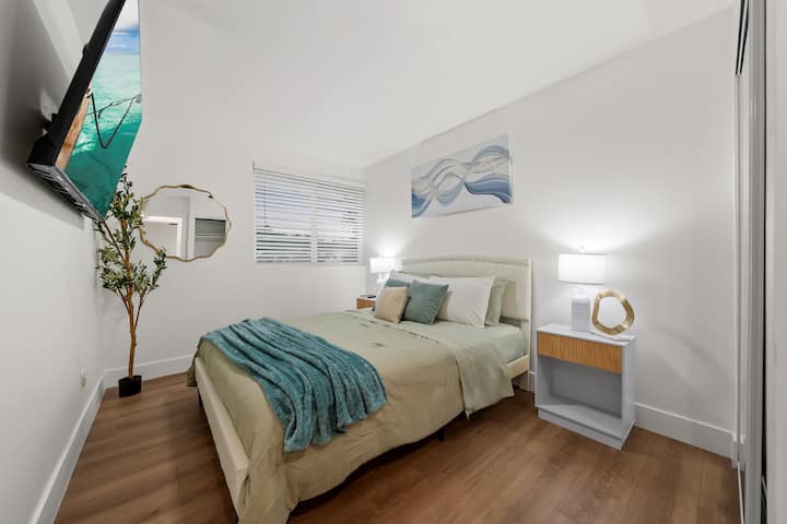 Pumzika katika chumba cha kulala chenye joto, kinachovutia chenye mashuka yasiyo na doa.