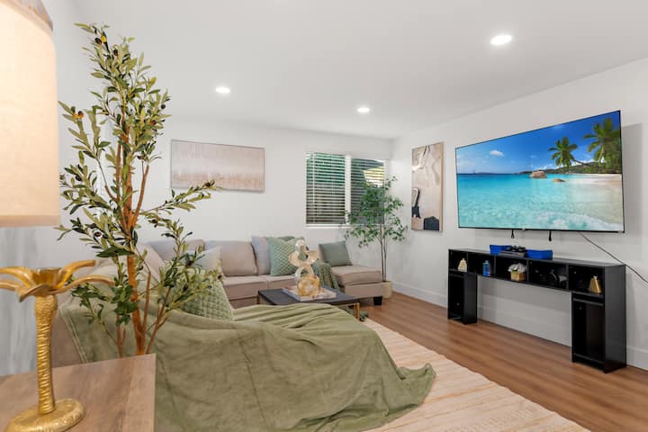 Pumzika sebuleni na ufurahie vipindi unavyopenda kwenye televisheni ya skrini bapa.