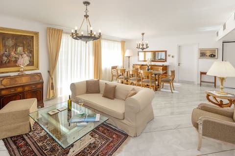 Popular Airbnb listing: Νice Sea View Elegant Apartment in Marina Floisvos in Δήμος Παλαιού Φαλήρου