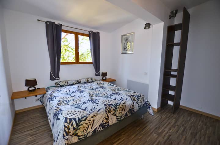 Chumba kikubwa cha kulala chenye kitanda 160x200. 