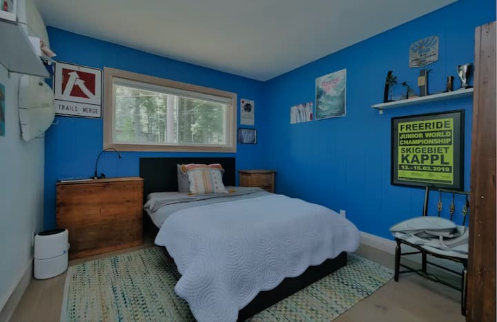 Dormitorio con cama matrimonial