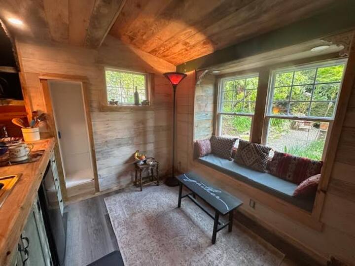 Lovely Bainbridge Island Pond Side Cottage