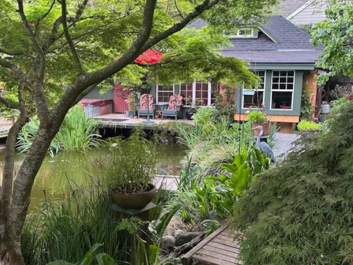 Lovely Bainbridge Island Pond Side Cottage