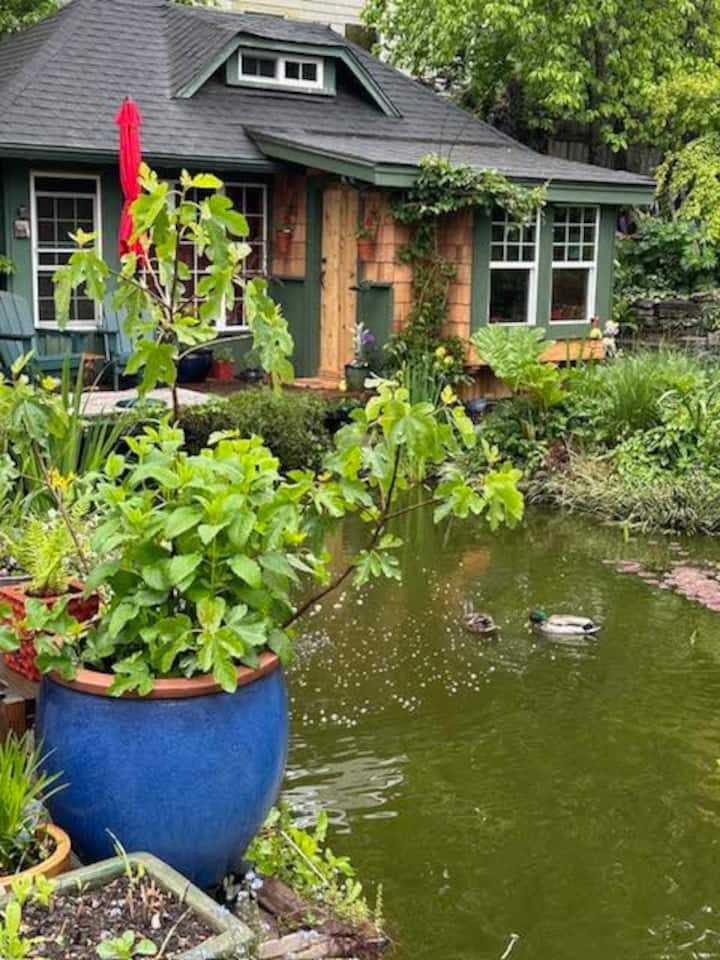 Lovely Bainbridge Island Pond Side Cottage