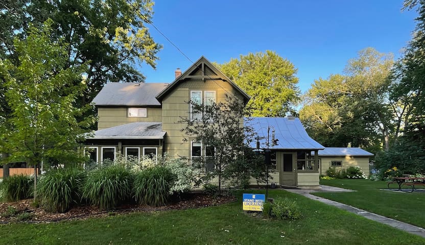 Artful & Inviting Historic Home, walk to Main St