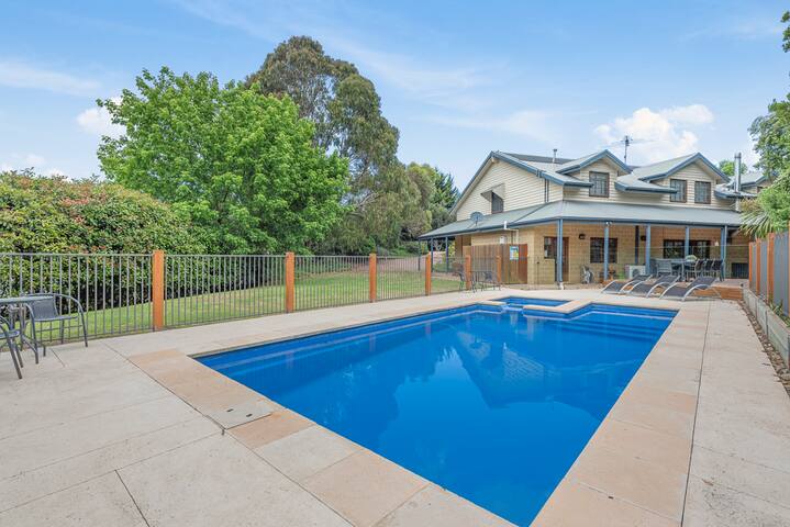 Magnolia Cottage – large family home, pool & spa