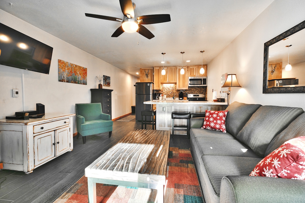 Successful Airbnb property: Hot Tub/Pool Walk to Lifts, Shopping and Dining in Park City