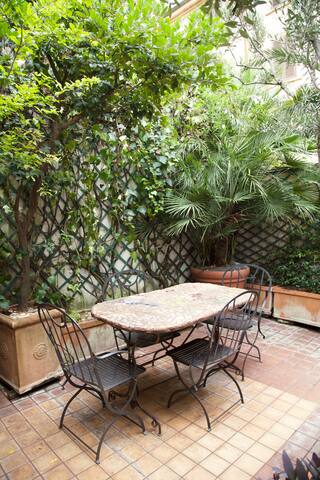 WP Relais Palm Fronds gallery image 2