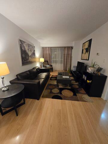 1,100SqFt. 2B+Den Rogers/Convention Centre, TIFF gallery image 2