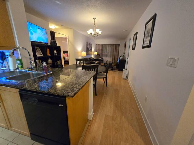 1,100SqFt. 2B+Den Rogers/Convention Centre, TIFF gallery image 5