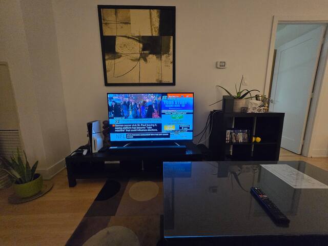 1,100SqFt. 2B+Den Rogers/Convention Centre, TIFF gallery image 3