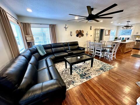 Sleeps 10 - 2 KING Beds - Split Mtn Villa