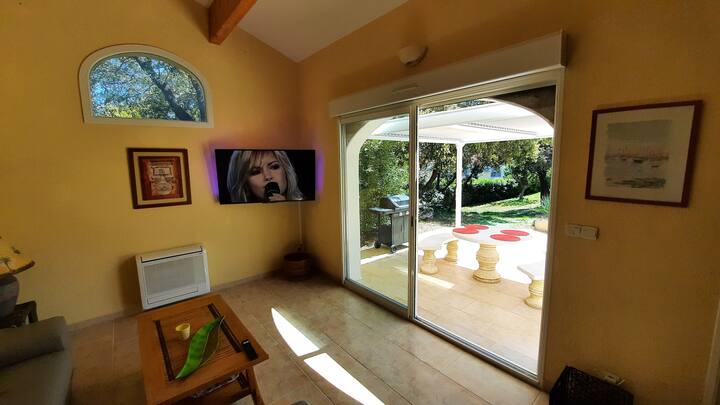 俯瞰露台和花园的客厅