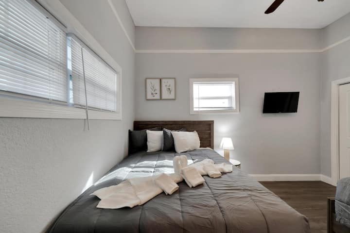 Two queen beds and smart tv 
