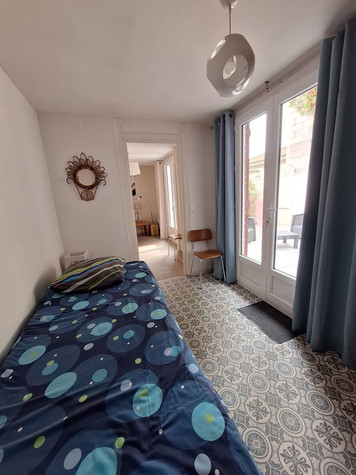 спалня 3 градинска тераса, подред със спалня 4, но затворена с 2 врати