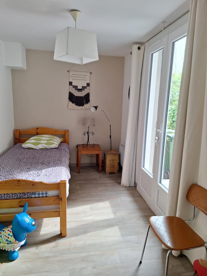 спалня 4 с изглед към градината и тераса 