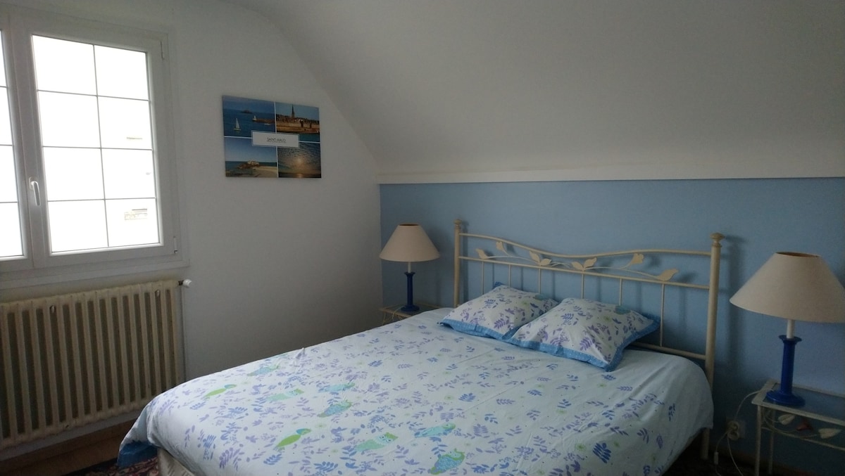 Chambre double lit 160 (n°4) / Bedroom #4 queen bed 
Chambre la plus grande